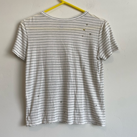 4/$25 Me to We Essentials Cream and Green Distressed Short Sleeve Size XS - Picture 5 of 7